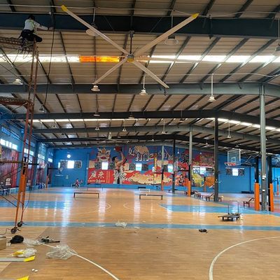 ราคาดี 5Pcs Blade Industrial HVLS Ceiling Fan สําหรับโรงงาน AC ไฟฟิตโดยเครื่องยนต์ DC ไม่มีแปรง ออนไลน์