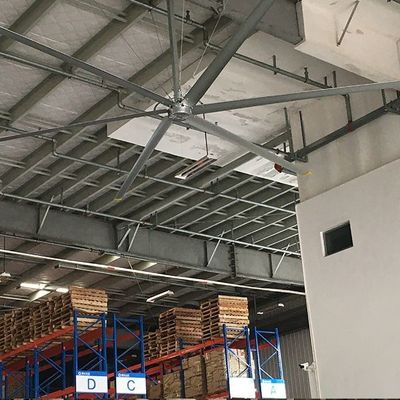 พัดลมเพดานอุตสาหกรรมที่มีมอเตอร์กล่องเกียร์หรือมอเตอร์ PMSM ปรับปรุงพัดลม HVLS เป็นเครื่องเป่าอากาศสําหรับการอากาศและความเย็นของโรงงาน